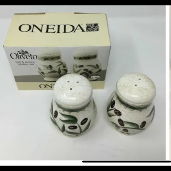 Vintage 4 piece ONEIDA cream&sugar w/lid & salt &pepper sets.Never used in boxes - Picture 4 of 8